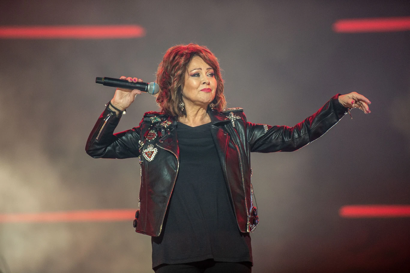 Jej dorobek muzyczny zamyka wydana w 2016 roku pyta "Na skos". "Jest rockowo-popowa, taka, jak ja. Energetyczna, miejscami z posmakiem punku. Trudno ją opisać, bo o muzyce się nie opowiada, tylko się jej słucha. Ci, którzy mieli okazję słyszeć singel 'Posłańcy wszystkich burz', mówią, że jest czadowy" - mówiła wokalistka o albumie. 