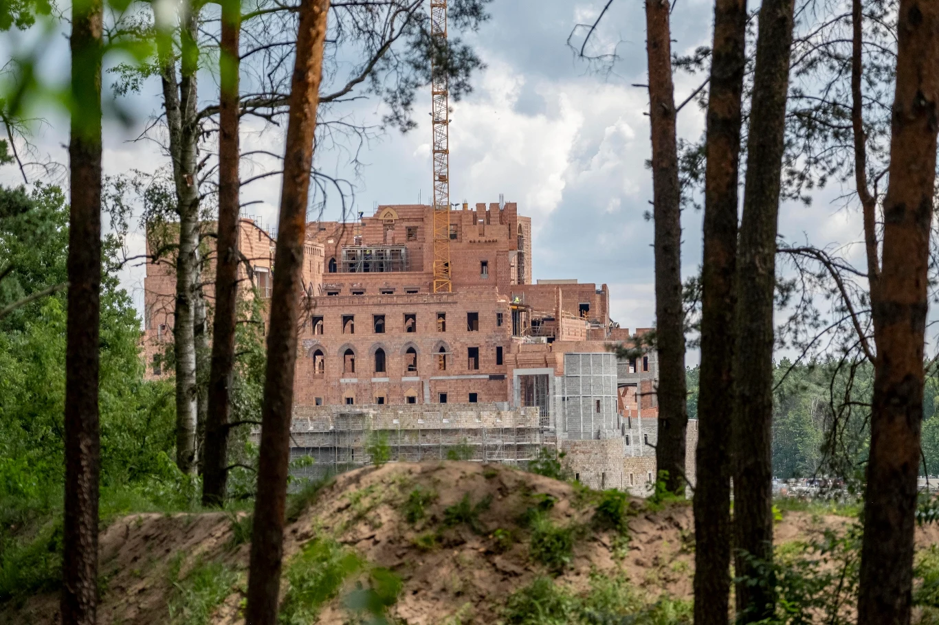 Spotkać można tu jednak jelenia, zaś do niedawna, w pobliskiej Stobnicy, planowano otworzenie dużego rezerwatu dla wilków (tym zwierzętom pomagano tu od lat). Niestety, plany pokrzyżowała budowa wielkiego „zamku” z 50-metrową wieżą, w którym mają być apartamenty. 
