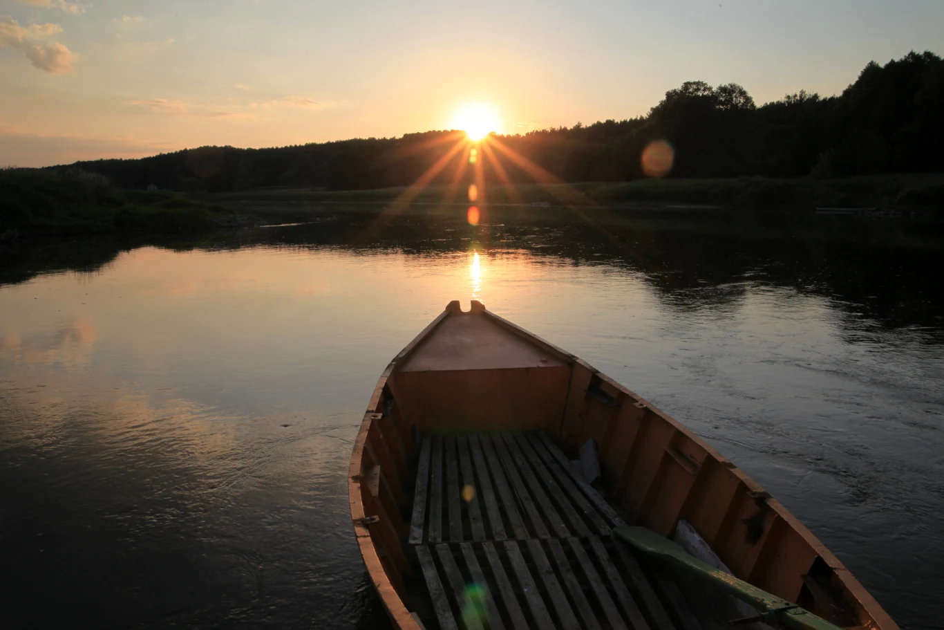 Puszcza Notecka Krajobraz Puszczy Noteckiej urozmaicają wydmy, tworzące niezwykłe labirynty dolin i pagórków. Oryginalność tutejszym krajobrazom zapewniają też jeziora rynnowe, zgrupowane w okolicy Warty i Noteci. W rezerwacie Czaple Wyspy, położonym na terenie Sierakowa, obserwować można m.in. sokoła wędrownego, bielika, kormorana czarnego czy kanię czarną. Z kolei nad Jeziorem Lutomskim rosną ponad 300-letnie buki – niektóre z nich są pomnikami przyrody. Puszcza słynie z obfitości grzybów, za to świat zwierząt (przez suchość gleby na większości terenu) jest raczej ubogi. 