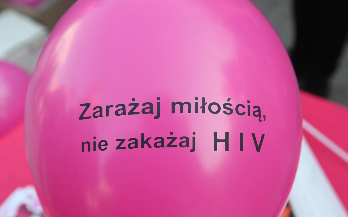 W Polsce zmarło dotąd 1418 osób zarażonych wirusem HIV