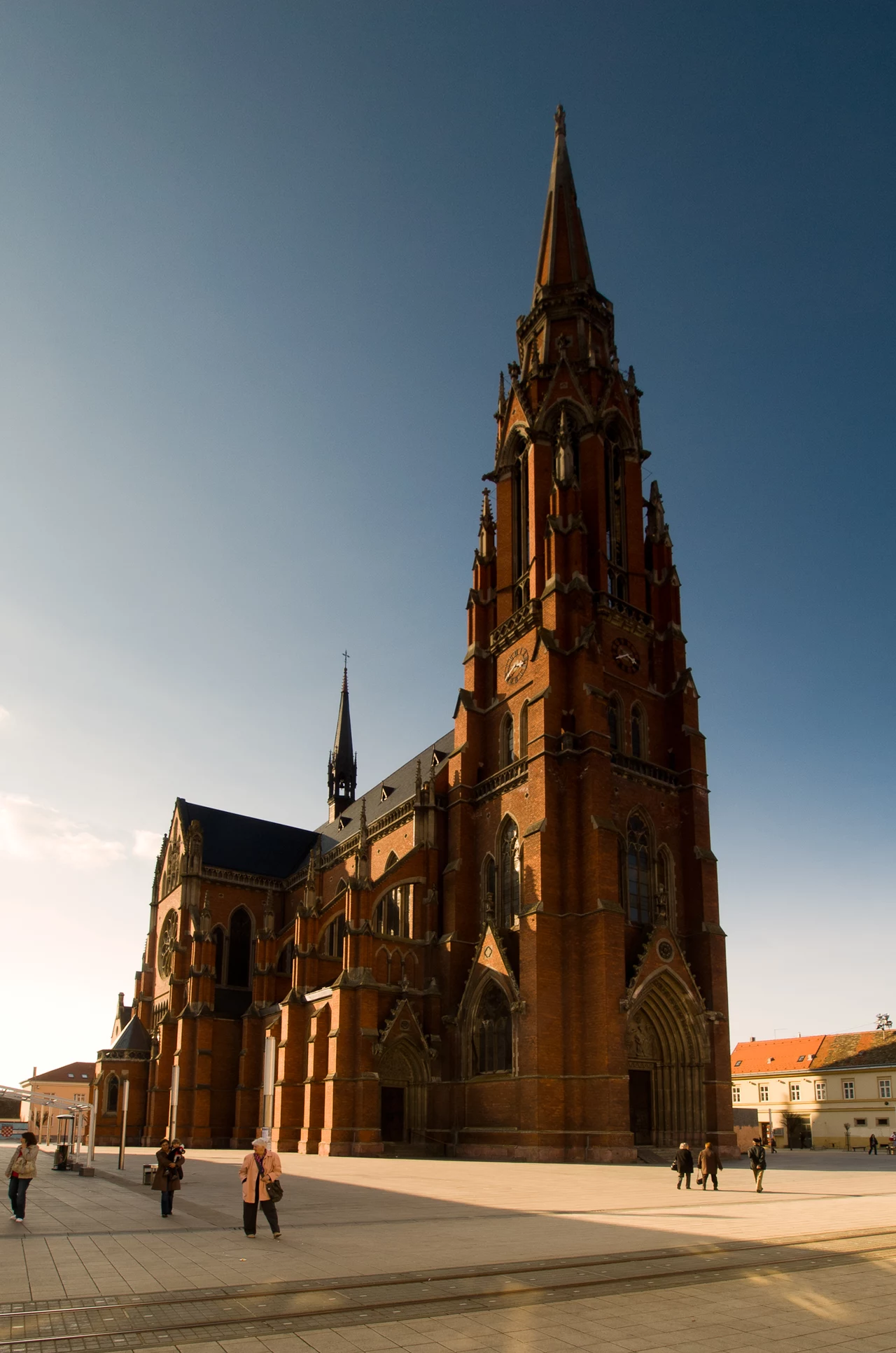Osijek - konkatedra, Fot. Davorin Mance, Chorwacka Wspólnota Turystyczna 9. Pierwsze na świecie "knedlowe dzwony" dzwonią w Chorwacji od ponad 330 lat. Słynne dzwony kościelne w mieście Osijek biją regularnie w każdy piątek o godzinie 11 przed południem. Dla tamtejszych mieszkańców to sygnał, by rozpocząć przygotowania jednego z najbardziej popularnych dań w tym regionie Chorwacji - knedli. Jednak ta osobliwa funkcja kościelnych dzwonów nie była rzecz jasna zamierzeniem inicjatorów tej wyjątkowej tradycji. Osijek - konkatedra, Fot. Davorin Mance, Chorwacka Wspólnota Turystyczna 9. Pierwsze na świecie "knedlowe dzwony" dzwonią w Chorwacji od ponad 330 lat. Słynne dzwony kościelne w mieście Osijek biją regularnie w każdy piątek o godzinie 11 przed południem. Dla tamtejszych mieszkańców to sygnał, by rozpocząć przygotowania jednego z najbardziej popularnych dań w tym regionie Chorwacji - knedli. Jednak ta osobliwa funkcja kościelnych dzwonów nie była rzecz jasna zamierzeniem inicjatorów tej wyjątkowej tradycji.