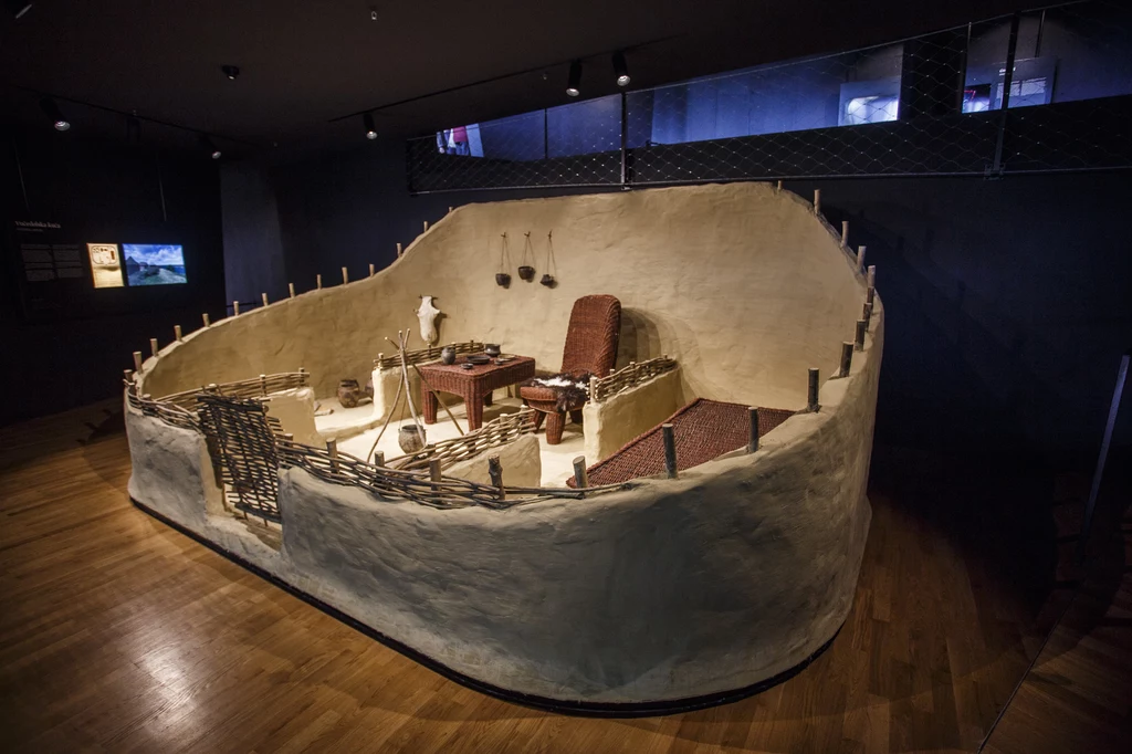 Vučedol - Muzeum Kultury Vučedolskiej, Fot. Bojan Haron Markičević, Chorwacka Wspólnota Turystyczna Jednym z głównych miejsc zamieszkiwanych kiedyś przez ten lud jest dzisiejsze miasto Vučedol (co dosłownie oznacza "Wilczą Dolinę"), położone 6 km w dół rzeki od Vukovaru. Vučedol - Muzeum Kultury Vučedolskiej, Fot. Bojan Haron Markičević, Chorwacka Wspólnota Turystyczna Jednym z głównych miejsc zamieszkiwanych kiedyś przez ten lud jest dzisiejsze miasto Vučedol (co dosłownie oznacza "Wilczą Dolinę"), położone 6 km w dół rzeki od Vukovaru.