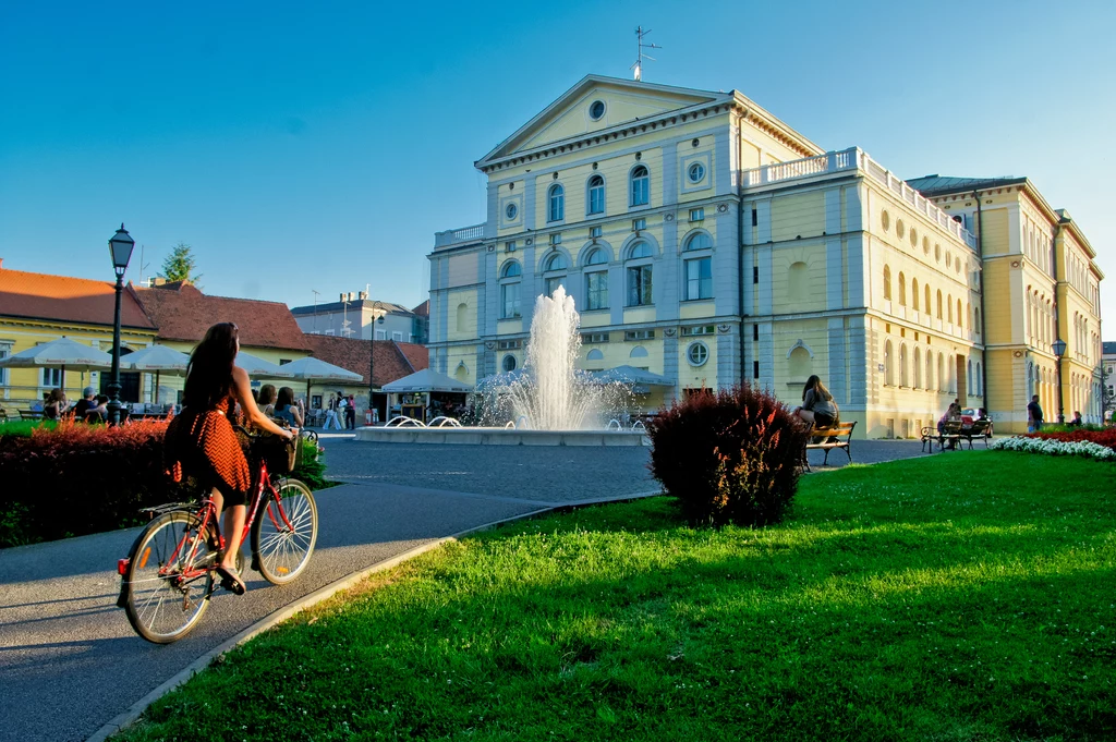 Varaždin, Fot. Darko Vurušić, Chorwacka Wspólnota Turystyczna 10 10. W chorwackim mieście Varaždin - zwanym „miastem, gdzie śpią anioły” - możecie odwiedzić wyjątkowe Muzeum Aniołów. Kolekcjonuje ono prace artystyczne inspirowane aniołami, a jego kuratorem jest lokalny artysta Željko Prstec. Częścią muzeum jest również Ogród Eden, w którym można się zrelaksować i wyciszyć. Varaždin, Fot. Darko Vurušić, Chorwacka Wspólnota Turystyczna 10 10. W chorwackim mieście Varaždin - zwanym „miastem, gdzie śpią anioły” - możecie odwiedzić wyjątkowe Muzeum Aniołów. Kolekcjonuje ono prace artystyczne inspirowane aniołami, a jego kuratorem jest lokalny artysta Željko Prstec. Częścią muzeum jest również Ogród Eden, w którym można się zrelaksować i wyciszyć.