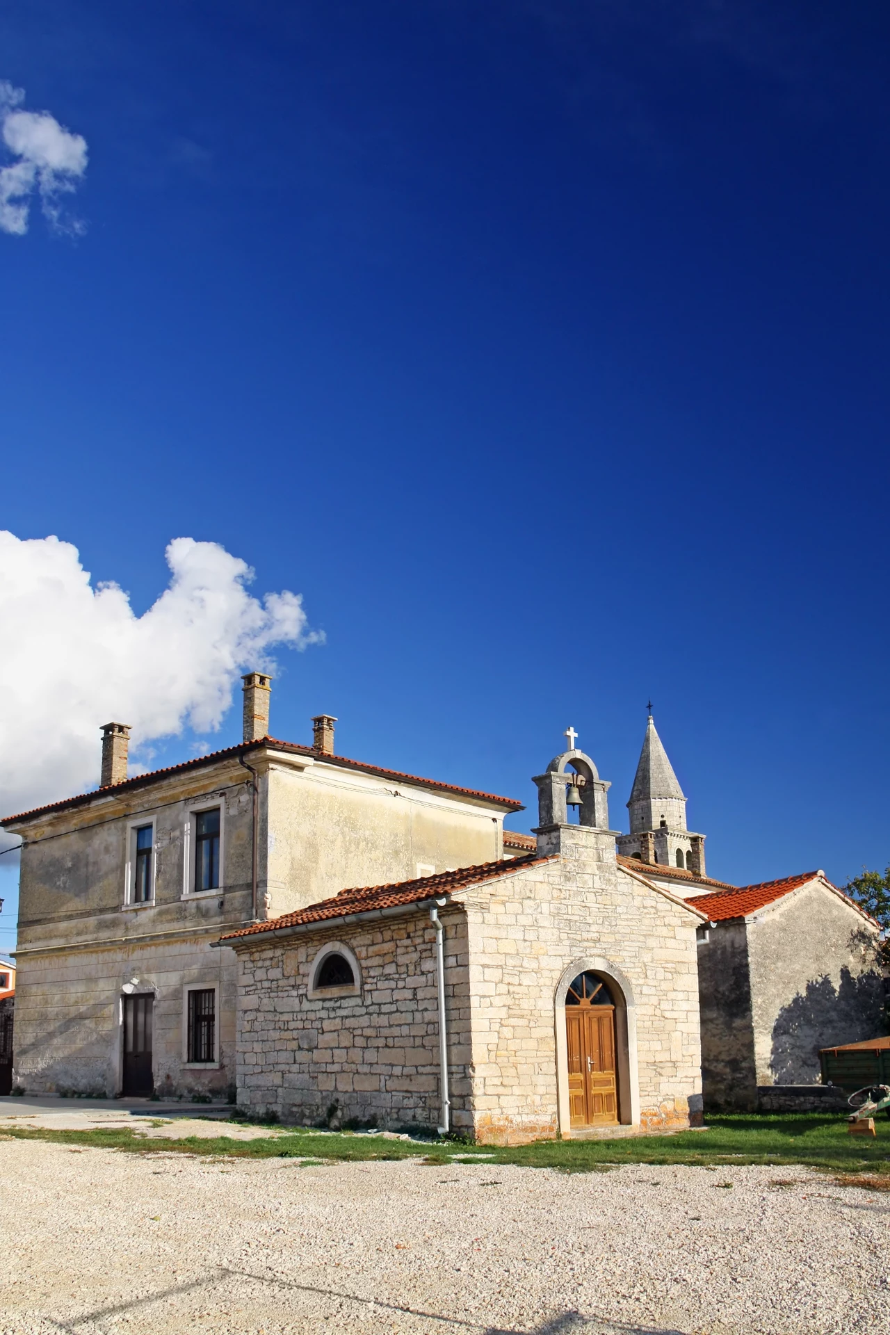 Kościół w wiosce Kringa 5. Pierwszy "wampir" pochodził z wioski Kringa na półwyspie Istria w Chorwacji. Jure Grando Alilović (1579 – 1656) jest uważany za pierwszego człowieka, którego określano jako wampira już w historycznych źródłach z przełomu XVI i XVII wieku. Według legendy, po swojej śmierci w 1656 roku, wydostał się nocą z grobu jako wampir i terroryzował wioskę, w której mieszkał za życia. Wielbiciele wampirów mogą odwiedzić jego grób na Istrii. Kościół w wiosce Kringa 5. Pierwszy "wampir" pochodził z wioski Kringa na półwyspie Istria w Chorwacji. Jure Grando Alilović (1579 – 1656) jest uważany za pierwszego człowieka, którego określano jako wampira już w historycznych źródłach z przełomu XVI i XVII wieku. Według legendy, po swojej śmierci w 1656 roku, wydostał się nocą z grobu jako wampir i terroryzował wioskę, w której mieszkał za życia. Wielbiciele wampirów mogą odwiedzić jego grób na Istrii.