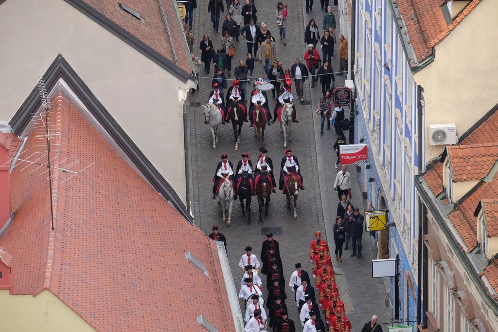 Światowy Dzień Krawata w Zagrzebiu. Honorowy pułk "Kravat" dokona uroczystej zmiany warty. 7. Krawat pochodzi ze stroju noszonego przez członków XVII-wiecznej chorwackiej jednostki wojskowej, znanej jako "Chorwaci". Za panowania francuskiego króla Ludwika XIV, chorwaccy żołnierze, którzy zostali wcieleni do wojska w 1660 roku, nosili chusty zwane „tour de cou”. Ten zawiązany wokół szyi element tradycyjnego wojskowego rynsztunku wzbudził ciekawość i zachwyt Francuzów. To za ich sprawą oraz angielskiego króla Karola II, który w 1660 wrócił do Anglii z wygnania, „krawat” wszedł do kanonu męskiej mody. Światowy Dzień Krawata w Zagrzebiu. Honorowy pułk "Kravat" dokona uroczystej zmiany warty. 7. Krawat pochodzi ze stroju noszonego przez członków XVII-wiecznej chorwackiej jednostki wojskowej, znanej jako "Chorwaci". Za panowania francuskiego króla Ludwika XIV, chorwaccy żołnierze, którzy zostali wcieleni do wojska w 1660 roku, nosili chusty zwane „tour de cou”. Ten zawiązany wokół szyi element tradycyjnego wojskowego rynsztunku wzbudził ciekawość i zachwyt Francuzów. To za ich sprawą oraz angielskiego króla Karola II, który w 1660 wrócił do Anglii z wygnania, „krawat” wszedł do kanonu męskiej mody.