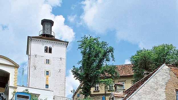 Zagrzeb - najkrótsza kolejka na świecie, Fot. Željko Krčadinac, Chorwacka Wspólnota Turystyczna 

8. W Zagrzebiu możecie odbyć przejażdżkę najkrótszą kolejką linową świata. Jest ona najstarszym środkiem transportu publicznego w stolicy Chorwacji (pochodzącym z końca XIX w.) i podlegającym ochronie zabytkiem. Łączy Dolne i Górne Miasto, jej długość wynosi zaledwie 66 m, co czyni ją najkrótszą tego typu kolejką na świecie.