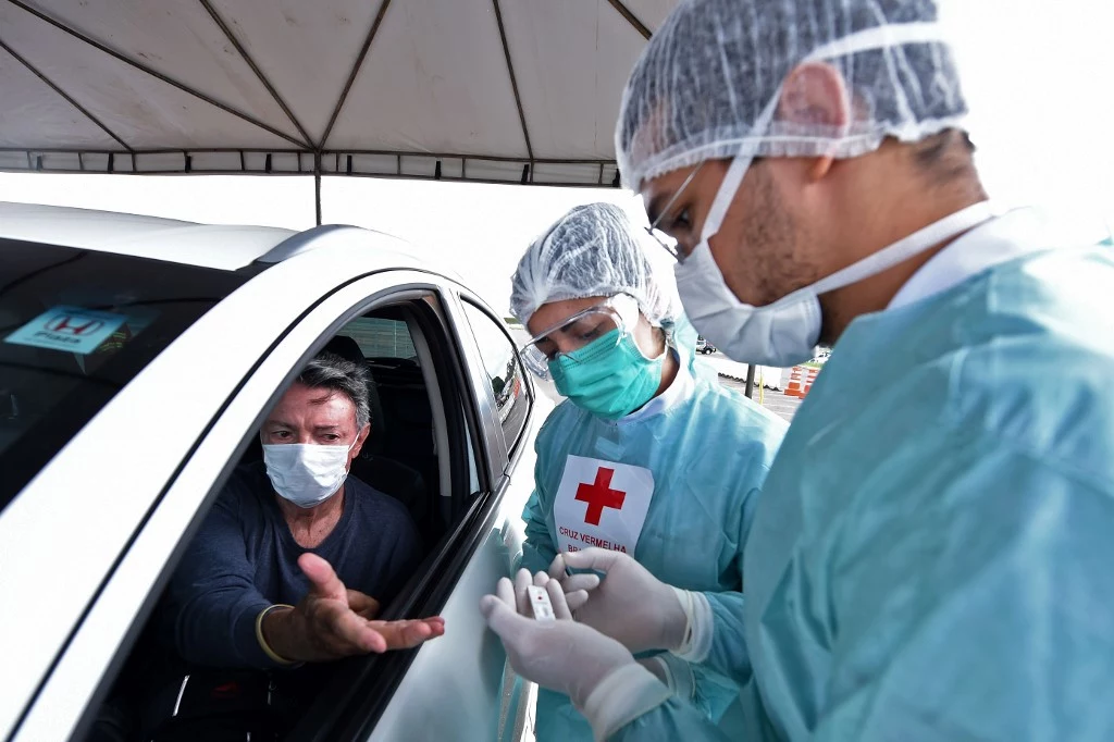 Już wiadomo, dlaczego mężczyźni gorzej przechodzą COVID-19. Na zdjęciu testy na koronawirusa wykonywane w stolicy Brazylii