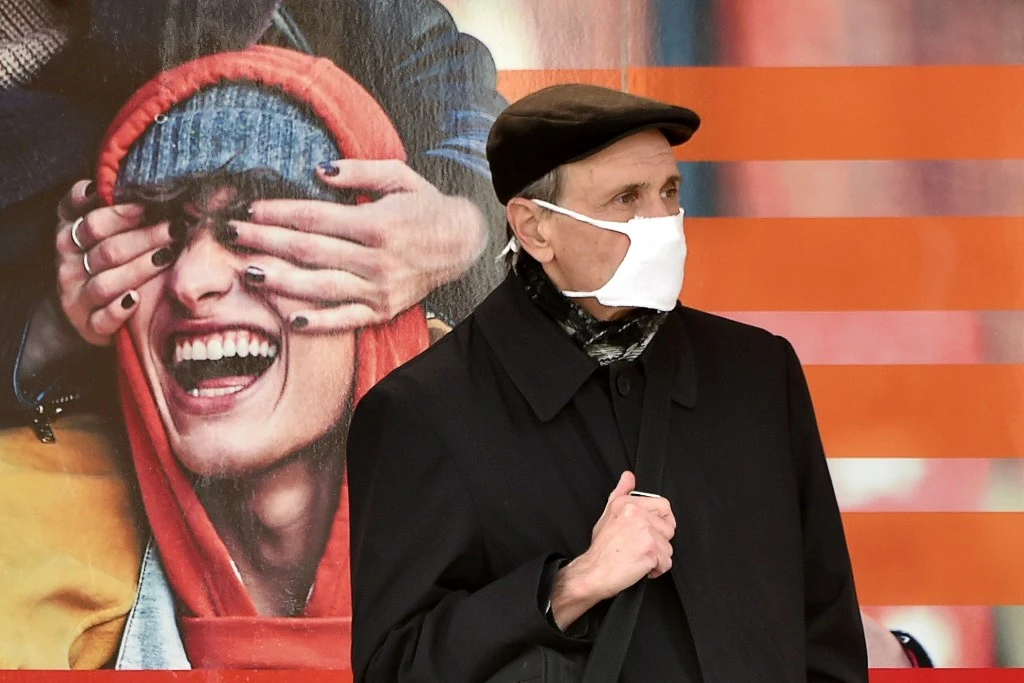 Kijów, mężczyzna w maseczce czekający na autobus Kijów, mężczyzna w maseczce czekający na autobus