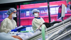 Liczba nowych zakażeń COVID-19 wyniosła w środę ponad 2 tysiące  