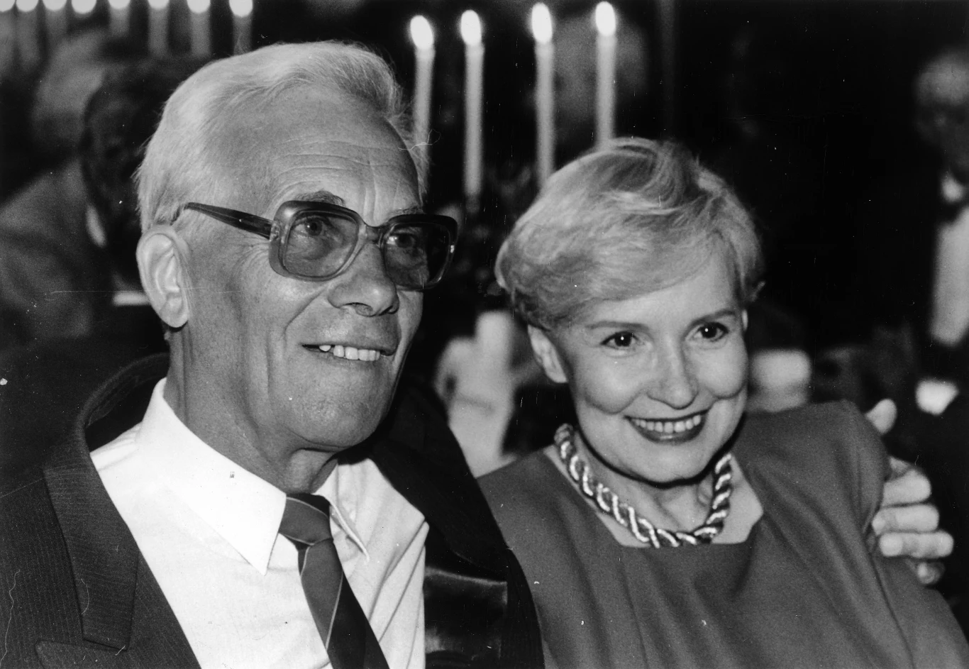 Od 1957 roku Edyta Wojtczak zachwycała z ekranów telewizorów urokiem osobistym. Jej start w 1957 roku w telewizji publicznej nie był przypadkowy. Była laureatką konkursu "Piękne dziewczyny na ekrany", który organizował "Przekrój". Od razu zaskarbiła sobie serca telewidzów. Z Janem Suzinem tworzyli prezenterską parę, która przeszła do legendy telewizji.