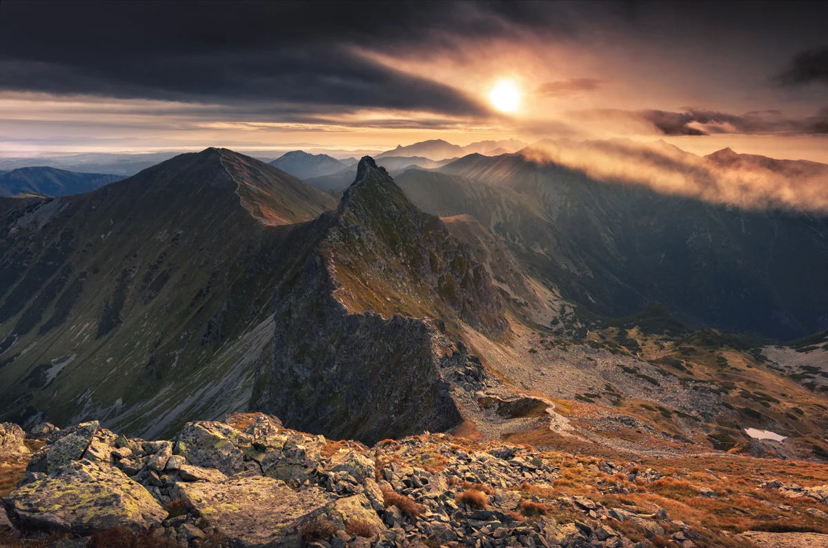 Tatry słowackie: Baraniec – Smrek – Rohacz Płaczliwy (szlak żółty) Szlak prowadzący grzbietem z Barańca na Rohacz Płaczliwy to kolejna piękna trasa w Tatrach słowackich. Szlak jest bardzo rzadko uczęszczany, a do tego niesamowicie widokowy i piękny. Na całej długości rozpościerają się niezbyt znane widoki na Tatry Zachodnie. Na szczególną uwagę zasługuje widok na Rohacze, które z tego miejsca prezentują się najlepiej. Finałem wycieczki jest wejście na Rohacz Płaczliwy, z którego rozciąga się piękna panorama. Z Rohacza Płaczliwego możemy kontynuować wycieczkę granią, wędrując na wschód w kierunku Wołowca lub na zachód w stronę Banówki. Więcej ciekawych i szczegółowych opisów szlaków znajdziesz się w książce Karola Nienartowicza "Najpiękniejsze szlaki w Tatrach dla fotografów i turystów".