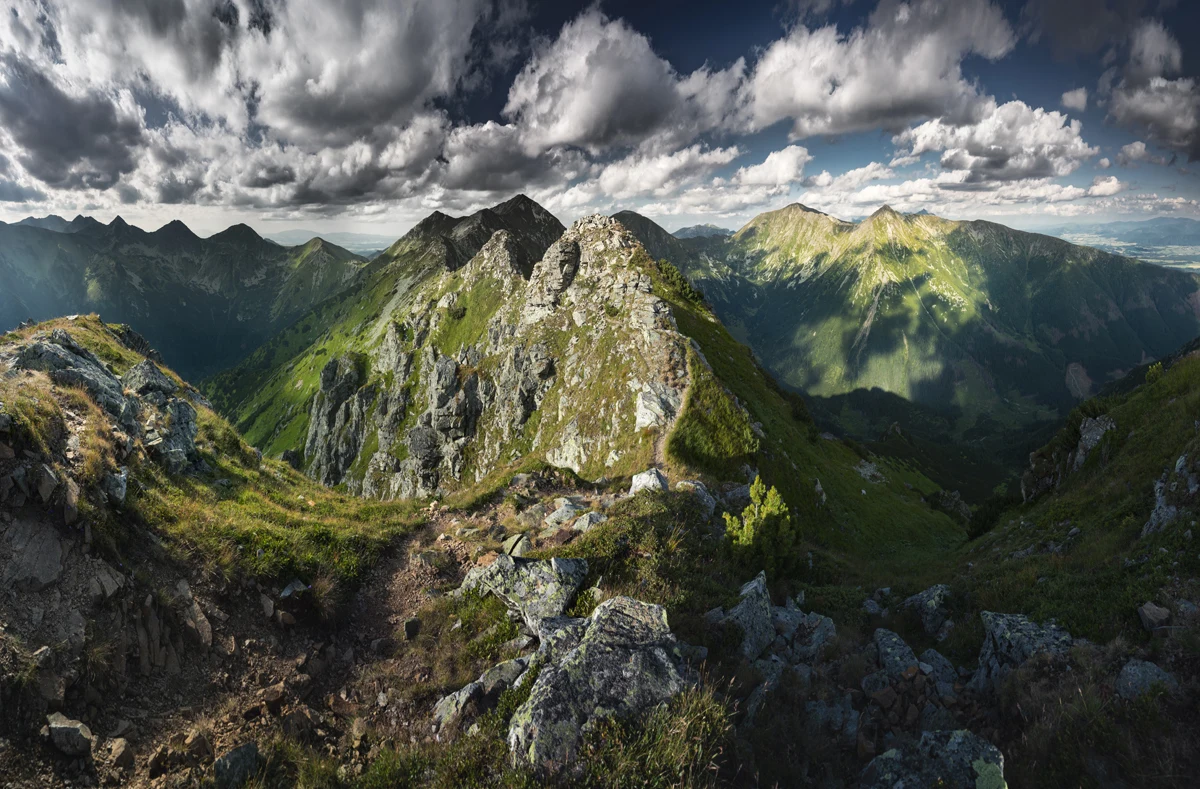 Tatry słowackie: Grań Otargańców (szlak zielony) Bardzo ciekawy kilkukilometrowy grzbiet odchodzący na południe od Jarząbczego Wierchu w głównej grani Tatr Zachodnich. Na sporej długości ma postać grani najeżonej skałami, którą prowadzi stosunkowo rzadko odwiedzany zielony szlak. Niezwykle widokowy szlak nawet w środku pogodnego, lipcowego dnia bywa pusty, a tymczasem to jedna z najlepszych panoramicznych tras w całych Tatrach Zachodnich. Otargańce są gratką dla osób szukających nowego spojrzenia na znane miejsca. Docenią je osoby, które szukają ucieczki od tłumów i pięknych widoków.