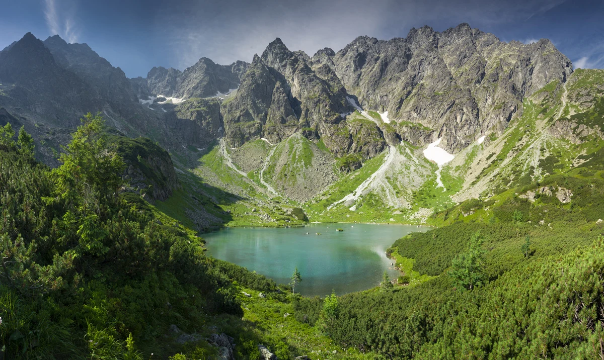 Tatry słowackie: Mała Wysoka od Łysej Polany (szlak niebieski, zielony i żółty) Długa i piękna trasa prowadząca wśród skalnych kolosów przez jedną z najpiękniejszych dolin tatrzańskich na Małą Wysoką - jeden z najwyższych szczytów dostępnych szlakiem turystycznym. Z Małej Wysokiej rozciąga się fantastyczna panorama – prawdopodobnie najlepsza w Tatrach słowackich! Atrakcji wystarczy nawet na dwa lub trzy różne wypady. Dolina Białej Wody (a wcześniej Dolina Białki) to świetna alternatywa dla wiecznie zatłoczonej trasy do Morskiego Oka. Oba szlaki prowadzą przez większość czasu tą samą doliną, ale po dwóch stronach granicy. Pierwsze 9 km do Polany pod Wysoką to spacerowa trasa w zupełnie łatwym płaskim terenie. Dalsza wycieczka na szczyt Małej Wysokiej to już trudniejsza górska ekspedycja, która wymaga kondycji i umiejętności poruszania się po skałach.