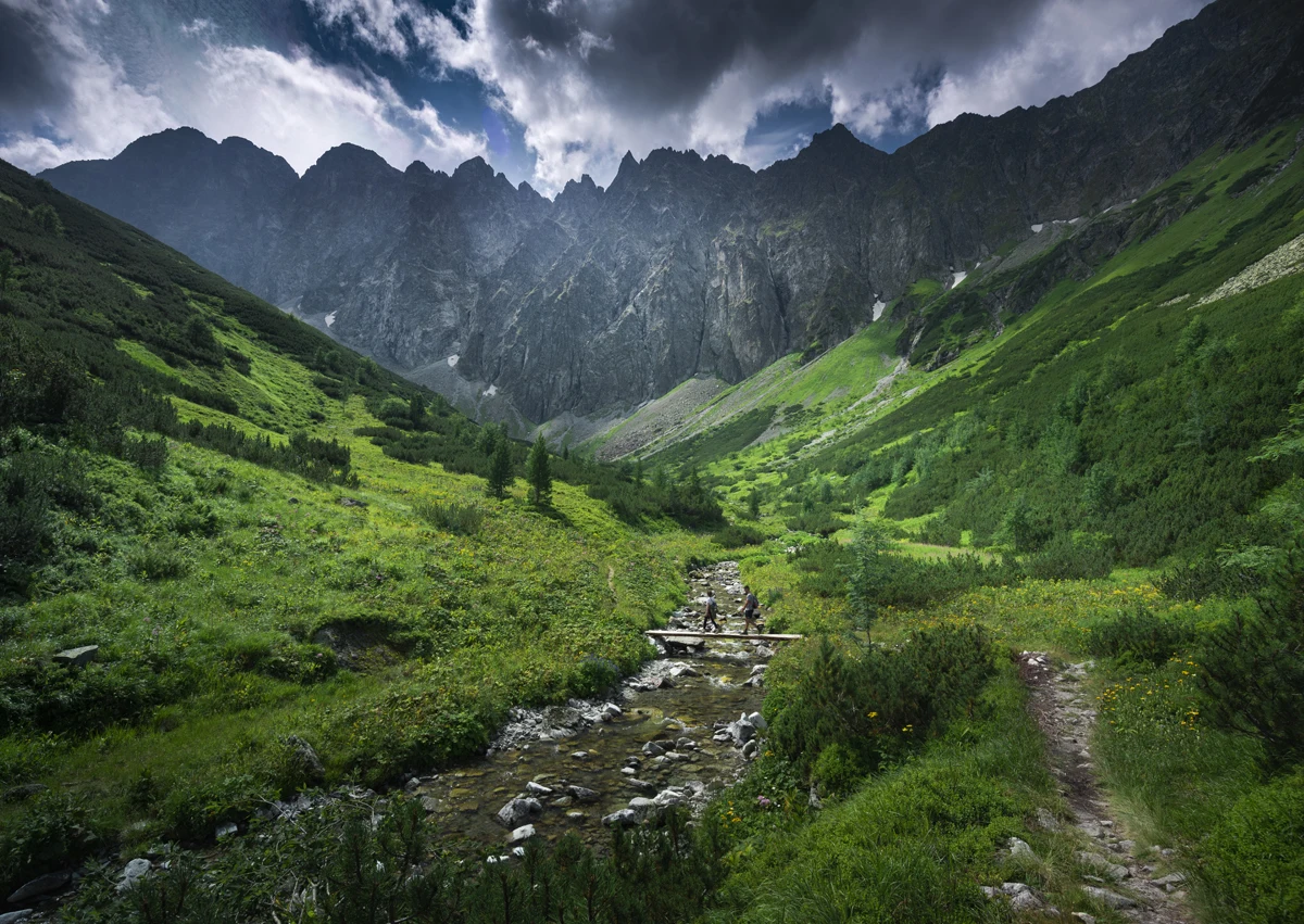 Tatry słowackie: Lodowa Przełęcz przez Dolinę Jaworową (szlak zielony) Długi malowniczy szlak z Jaworzyny Tatrzańskiej przez Dolinę Jaworową prowadzi na jedną z najpiękniejszych przełęczy w Tatrach – Lodową Przełęcz, i dalej do jednej z najbardziej urokliwych dolin: Doliny Pięciu Stawów Spiskich. Po drodze nacieszymy oczy fantastycznymi widokami na mur Jaworowych Turni, w cieniu których szumi Jaworowy Potok. Na całej trasie znajdziemy mnóstwo tematów fotograficznych: od kaskad potoku po rozległe panoramy wysokogórskie. Wycieczka długa, ale niesamowicie piękna i urozmaicona. 