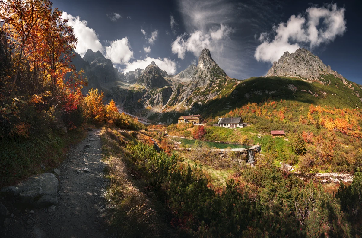 Tatry słowackie: Jagnięcy Szczyt przez Zielony Staw Kieżmarski (szlak żółty) Piękna trasa na umiarkowanie trudny do zdobycia Jagnięcy Szczyt, z którego rozciąga się najlepszy widok na Tatry Bielskie. Po drodze mijamy najpiękniejszy staw w słowackich Tatrach: Zielony Staw Kieżmarski. Bezsprzecznie wycieczka do tego miejsca jest jedną z ciekawszych tras po słowackiej stronie. Jeśli nie mamy ochoty na wyprawy szczytowe, wybierzmy się chociaż do samego Zielonego Stawu, który, choć znacznie mniejszy, to dorównuje urodą Morskiemu Oku. 