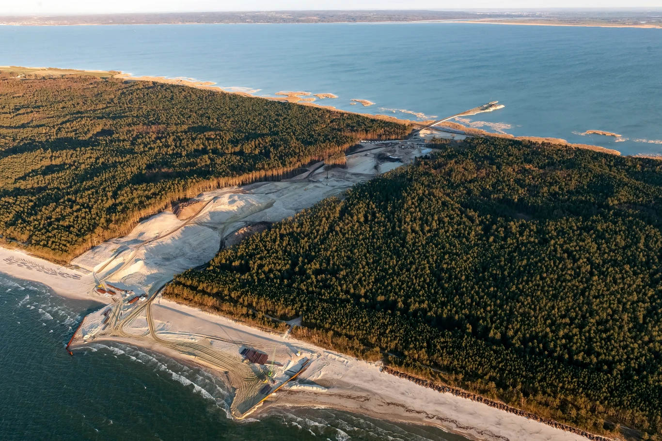 "Prace na budowie trwają. Tak jak we wszystkich innych aspektach działalności, zarówno naszej jak i wykonawcy, wdrożone zostały wszelkie rekomendacje Głównego Inspektora Sanitarnego oraz innych organów państwowych. Aktualnie wykonawca przygotowuje projekty technologiczne dla śluzy, obudowy kanału żeglugowego oraz falochronu wschodniego"– przekazał dyrektor Urzędu Morskiego w Gdyni kpt.ż.w. Wiesław Piotrzkowski.