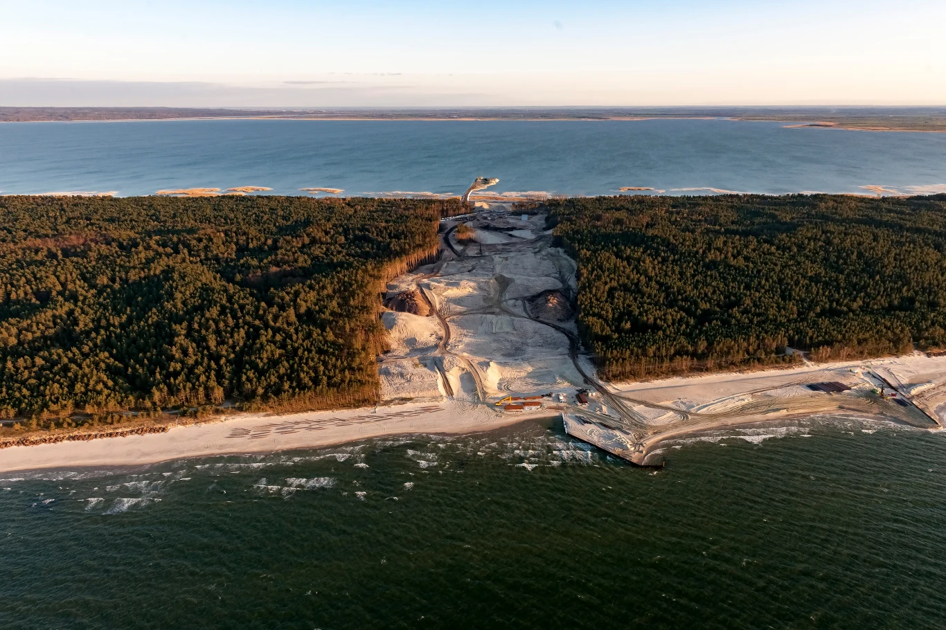 Pierwsza część projektu budowy kanału żeglugowego łączącego Zatokę Gdańską z Zalewem Wiślanym obejmuje budowę portu osłonowego od strony Zatoki Gdańskiej, budowę kanału żeglugowego ze śluzą i konstrukcją zamknięć wraz ze stanowiskami oczekiwania od strony Zatoki Gdańskiej i Zalewu Wiślanego wraz oznakowaniem nawigacyjnym, budynkami technicznymi (wraz z instalacjami), parkingami, punktem widokowym a także nowym układem drogowym z dwoma ruchomymi stalowymi mostami, które umożliwiać będą przejazd nad kanałem przed śluzą i za śluzą. Zbudowana zostanie sztuczna wyspa na Zalewie Wiślanym. W drugiej części przebudowany zostanie istniejący tor wodny na rzece Elbląg oraz zbudowane przystanie niskie, ułatwiające dostęp do rzeki. Powstanie most obrotowy nad rzeką Elbląg w miejscowości Nowakowo. W części trzeciej wybudowany zostanie tor wodny na Zalewie Wiślanym. Źródło tekstu: PAP