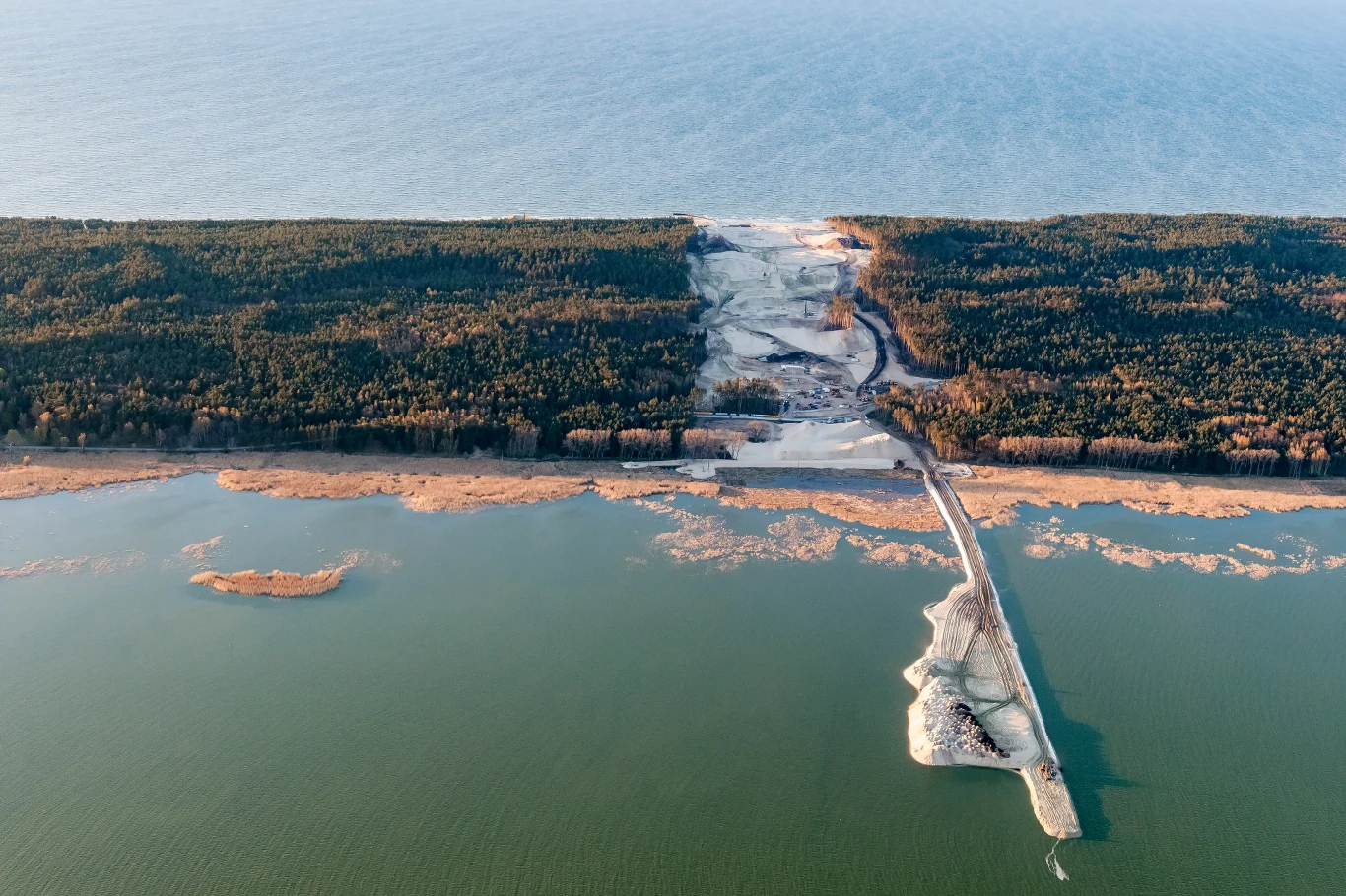 Na budowie wykonano kolejne prace elektryczne i techniczne. Zakończono przewierty, by usunąć kolizje w części południowej inwestycji. Wkrótce rozpocznie się usuwanie kolizji z liniami średniego napięcia. Rozbudowywana jest sieć dla potrzeb zasilania placu budowy.