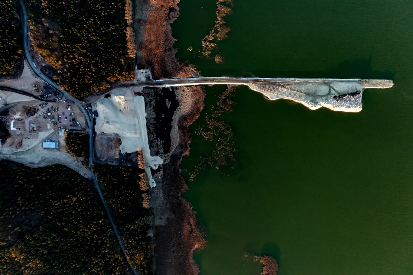 Jak wyjaśniła rzeczniczka, roboty kafarowe polegają na pogrążaniu ścianki szczelnej nabrzeża południowego. Trwają tam także roboty pogłębiarskie i prace zasypowe. W miejscu, gdzie powstaje kanał żeglugowy trwają wykopy, a urobek z nich jest transportowany i hałdowany w południowej części przekopu. Zostanie wykorzystany do budowy obwiedni sztucznej wyspy. "Zakończyliśmy już budowę drogi dojazdowej do tymczasowego nabrzeża przeładunkowego. To tu będą dostarczane drogą morską i rozładowywane transporty materiału koniecznego do realizacji projektu. Wykonujemy też prace związane z umocnieniem powstałej grobli. Wbiliśmy już pale pod podpory mostów południowego i północnego"- powiedział kierownik budowy konsorcjum NDI/Besix Dominik Wróblewski.