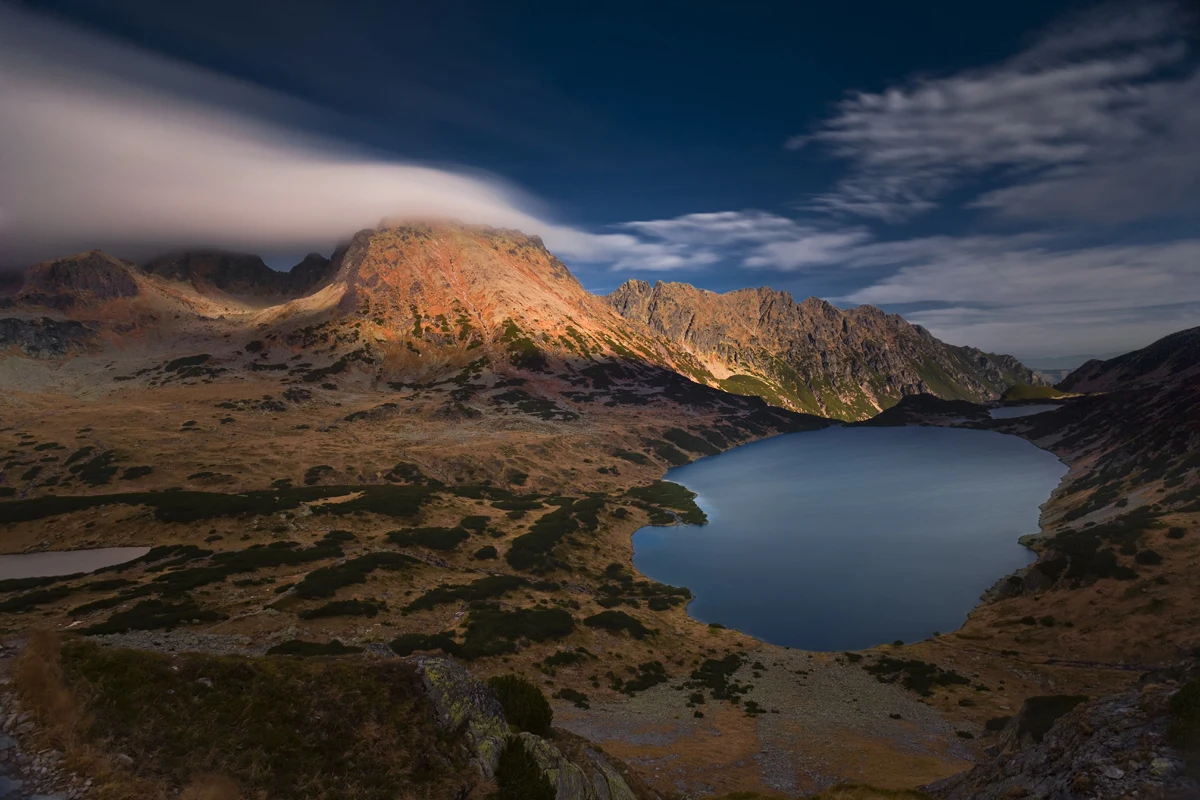 Tatry polskie: Szpiglasowy Wierch z Doliny Pięciu Stawów i zejście do Morskiego Oka (szlak żółty) Popularne i bardzo efektowne przejście z Doliny Pięciu Stawów Polskich do Morskiego Oka przez Szpiglasowy Wierch to bez dwóch zdań jedna z najpiękniejszych wycieczek w całych Tatrach! Na tej trasie jest wszystko, co można sobie wymarzyć podczas górskiej wyprawy: piękne górskie stawy, widoki na najwyższe w Polsce szczyty oraz wejście na widokowy wierzchołek Szpiglasowego Wierchu. Niemal na całej trasie mamy możliwość podziwiania dzikich, wysokogórskich pejzaży, a przy tym wędrówka jest łatwa i bardzo przyjemna.