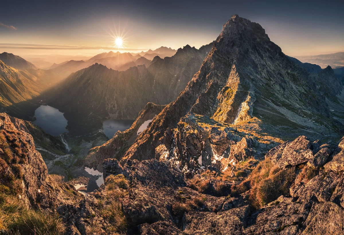 Tatry polskie: Mięguszowiecka Przełęcz pod Chłopkiem od Czarnego Stawu pod Rysami (szlak zielony) Szlak na Mięguszowiecką Przełęcz pod Chłopkiem to bez wątpienia najpiękniejszy szlak polskich Tatr. Trasa jest dość trudna i eksponowana, ale też niesamowicie widokowa. Jej najbardziej widowiskowym fragmentem jest moment wejścia na grzbiet Kazalnicy Mięguszowieckiej, z której roztacza się jedna z najwspanialszych panoram w Tatrach. Stąd wiedzie ścieżka na przełęcz, wprowadzając nas pod koniec na słynną galeryjkę – fragment wąskiego przejścia u podnóży skał w dużej ekspozycji. Widok z samej przełęczy też jest doskonały i mało opatrzony, bo stosunkowo rzadko fotografowany.