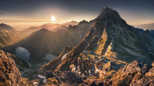 Tatry polskie: Mięguszowiecka Przełęcz pod Chłopkiem od Czarnego Stawu pod Rysami (szlak zielony)  

Szlak na Mięguszowiecką Przełęcz pod Chłopkiem to bez wątpienia najpiękniejszy szlak polskich Tatr. Trasa jest dość trudna i eksponowana, ale też niesamowicie widokowa. Jej najbardziej widowiskowym fragmentem jest moment wejścia na grzbiet Kazalnicy Mięguszowieckiej, z której roztacza się jedna z najwspanialszych panoram w Tatrach. Stąd wiedzie ścieżka na przełęcz, wprowadzając nas pod koniec na słynną galeryjkę – fragment wąskiego przejścia u podnóży skał w dużej ekspozycji. Widok z samej przełęczy też jest doskonały i mało opatrzony, bo stosunkowo rzadko fotografowany.