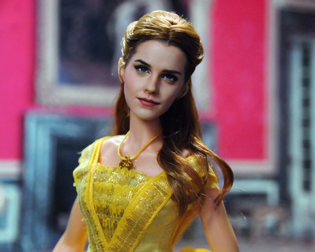 Emma Watson doczekała się nawet swojej własnej lalki, która wygląda zupełnie jak ona w wersji Belli z "Pięknej i Bestii". Podobieństwo jest uderzające! 