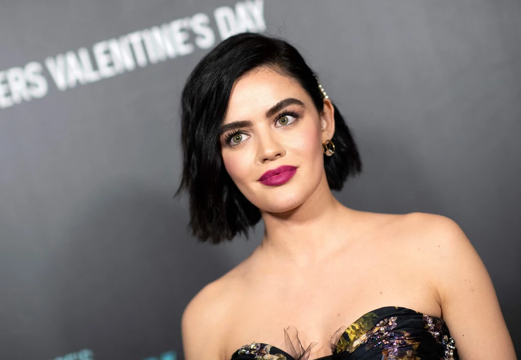 Lucy Hale jest amerykańską aktorką i wokalistką, znaną z roli w serialu "Słodkie kłamstewka". Choć zagrała główną bohaterkę w filmie: "Kopciuszek: W rytmie miłości", wizualnie przypomina bardziej Królewnę Śnieżkę. 