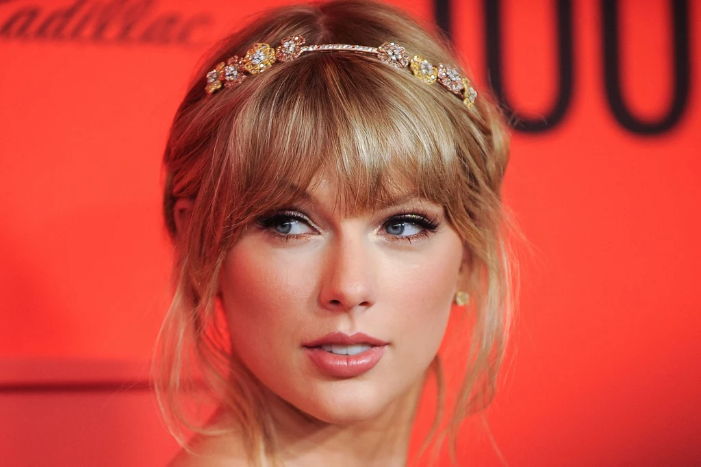 Taylor Swift jest popularną piosenkarką, która spośród innych gwiazd na topie wyróżnia się nie tylko głosem, ale również niezwykle subtelną urodą. Artystka bardzo wcześnie osiągnęła sukces, bo już jako czternastolatce udało jej się podpisać kontrakt ze znaną wytwórnią muzyczną Big Machine Records. Jej debiutancka płyta, która pojawiła się w 2006 roku, okazała się ogromnym sukcesem i pozwoliła jej zyskać rozpoznawalność na całym świecie. Chociaż Taylor Swift jest już trzydziestolatką, nadal wygląda jak nastolatka. Śmiało mogłaby uchodzić za uczennicę liceum. 