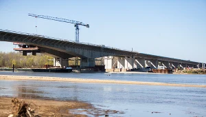 Niski stan wody w Wisle. Warszawa widok w kierunku Wilanowa.