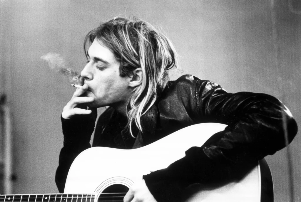 Legenda muzyki grunge. Sielankowe dzieciństwo zmieniło się w koszmar po rozwodzie rodziców. Ucieczka w muzykę i narkotyki nie przyniosła jednak ukojenia. Artysta popełnił samobójstwo 4 kwietnia 1994 uprzednio uciekając z kliniki odwykowej. Legenda muzyki grunge. Sielankowe dzieciństwo zmieniło się w koszmar po rozwodzie rodziców. Ucieczka w muzykę i narkotyki nie przyniosła jednak ukojenia. Artysta popełnił samobójstwo 4 kwietnia 1994 uprzednio uciekając z kliniki odwykowej.