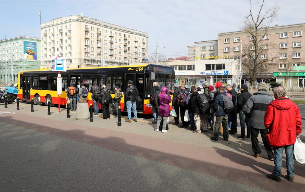 Natomiast pomoc wydają pracownicy i wolontariusze organizacji pozarządowych: Stowarzyszenia Pomocy i Interwencji Społecznej, Towarzystwa Pomocy im. św. Brata Alberta Koło Warszawa-Praga, Fortior-Fundacji Dla Wielu i Mokotowskiego Hospicjum Świętego Krzyża. Natomiast pomoc wydają pracownicy i wolontariusze organizacji pozarządowych: Stowarzyszenia Pomocy i Interwencji Społecznej, Towarzystwa Pomocy im. św. Brata Alberta Koło Warszawa-Praga, Fortior-Fundacji Dla Wielu i Mokotowskiego Hospicjum Świętego Krzyża.
