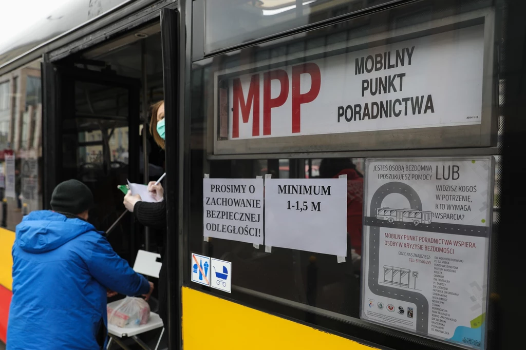 Jak napisał na Facebooku wiceprezydent stolicy, dziennie wydawanych jest około 350 paczek. "Są w nich produkty, które można zjeść od razu: chleb, jogurt, pasztet, zupa" - zaznaczył. Wyjaśnił też, że paczki powstają przy wsparciu Banku Żywności SOS w Warszawie i Fundacji Kapucyńskiej im. bł. Aniceta Koplińskiego. Jak napisał na Facebooku wiceprezydent stolicy, dziennie wydawanych jest około 350 paczek. "Są w nich produkty, które można zjeść od razu: chleb, jogurt, pasztet, zupa" - zaznaczył. Wyjaśnił też, że paczki powstają przy wsparciu Banku Żywności SOS w Warszawie i Fundacji Kapucyńskiej im. bł. Aniceta Koplińskiego.