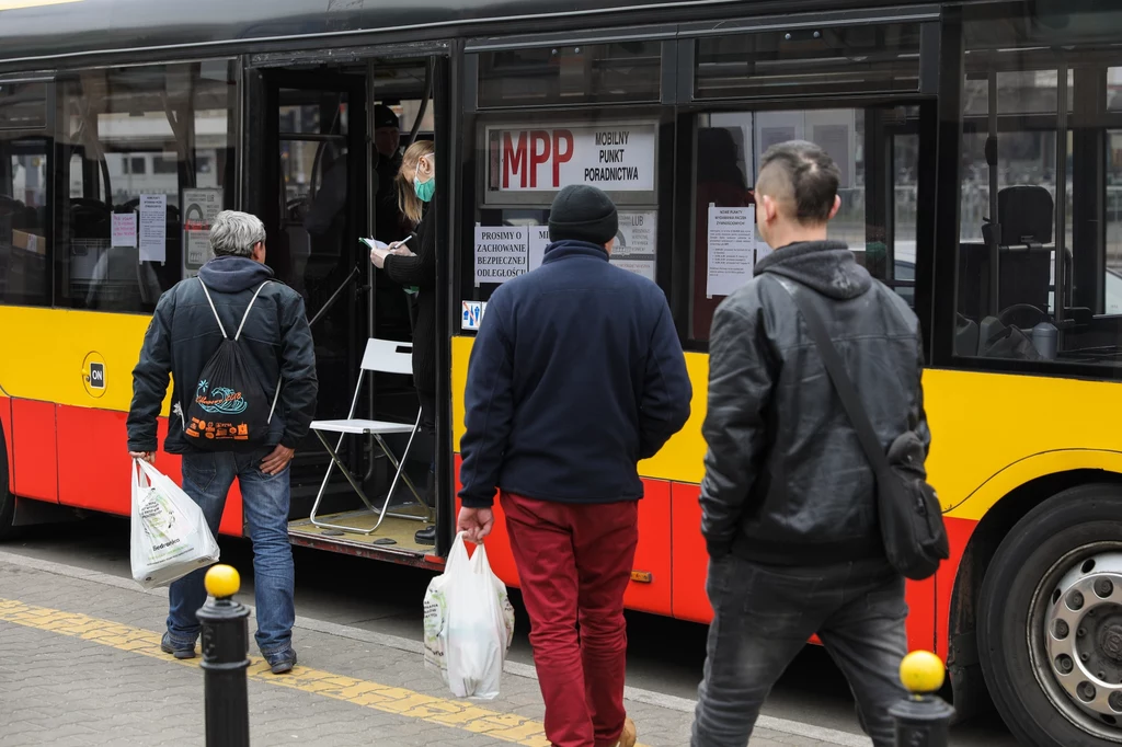 Wiceprezydent stolicy zaznaczył także, że paczki rozwozi autobus, który działa dzięki Zarządowi Transportu Miejskiego i Miejskim Zakładom Autobusowym Warszawa. Wiceprezydent stolicy zaznaczył także, że paczki rozwozi autobus, który działa dzięki Zarządowi Transportu Miejskiego i Miejskim Zakładom Autobusowym Warszawa.