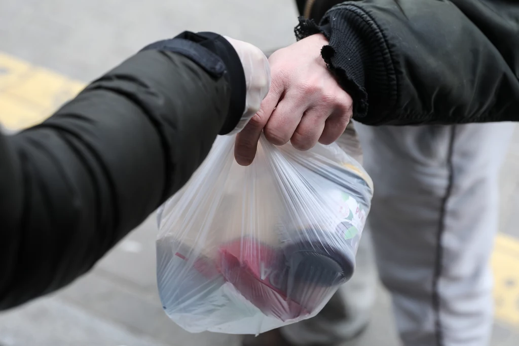 "W ostatnich dniach widać, że potrzeby mogą się zwiększać. Nadal nie działa w pełni handel oraz punkty gastronomiczne, które często też pomagały bezdomnym" - podkreślił Rabej. "W ostatnich dniach widać, że potrzeby mogą się zwiększać. Nadal nie działa w pełni handel oraz punkty gastronomiczne, które często też pomagały bezdomnym" - podkreślił Rabej.