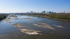 Niski poziom wody w Wiśle w pobliżu Mostu Gdańskiego w Warszawie