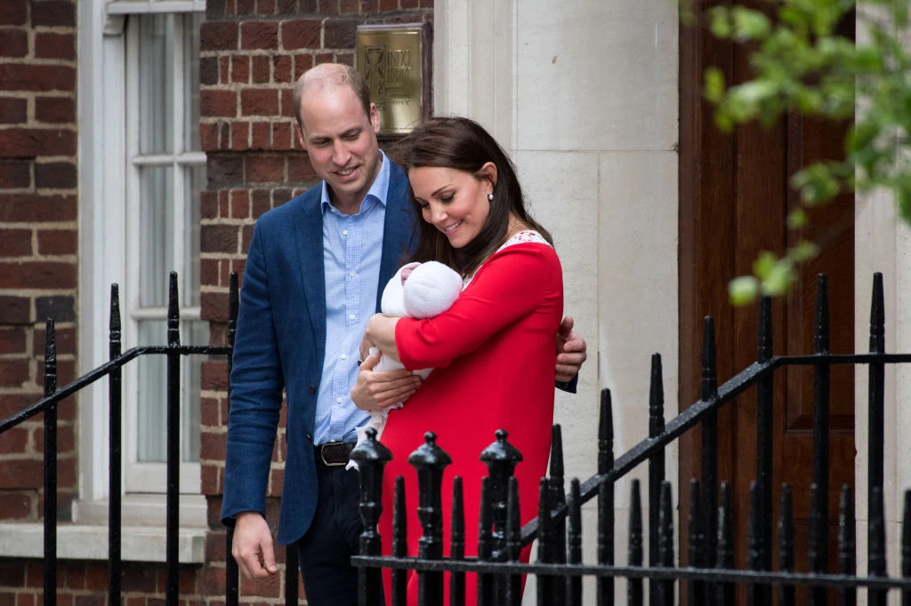 Przed nim pierwszeństwo do berła mają: dziadek książę Karol, ojciec książę William, brat książę George i siostra księżniczka Charlotte.