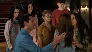 Kadr z serialu "Nawiedzony dom na wzgórzu"