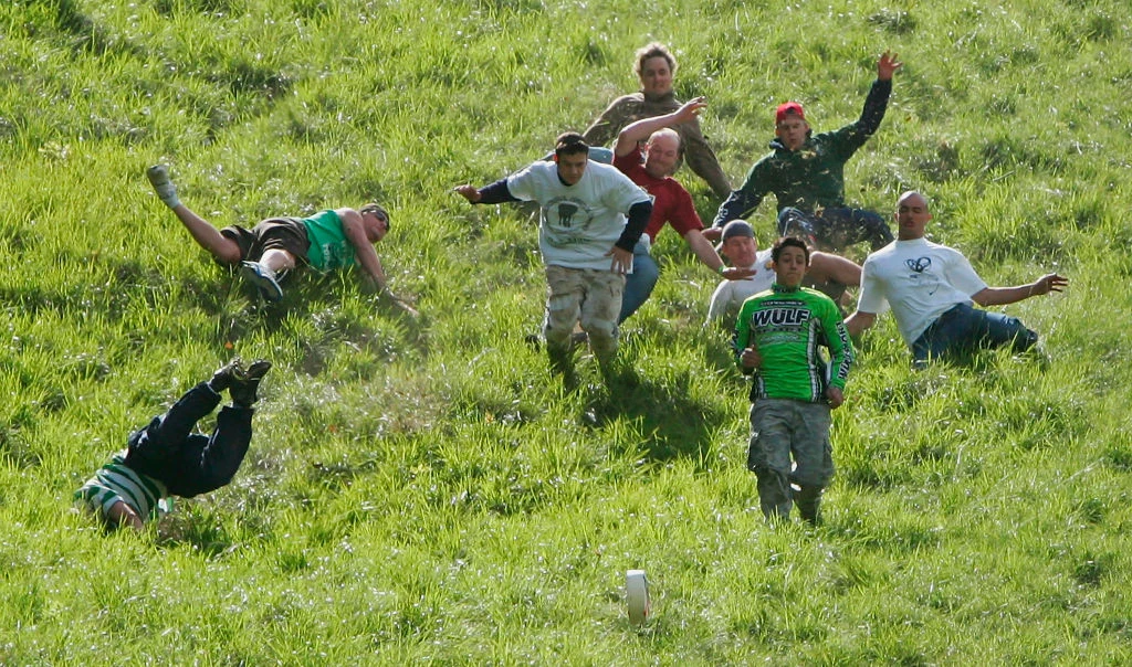 Cheese-rolling, czyli pogoń za serem to bez wątpienia jedna z najdziwniejszych aktywności w tym zestawieniu. Co ciekawe, wcale nie jest to nowa dyscyplina, bo liczy sobie już ponad dwieście lat. Cheese-rolling wywodzi się ze starej angielskiej tradycji. Uczestnicy tych nietypowych zawodów zbiegają po stromym zboczu, by dogonić ogromny krążek sera toczący się w dół. W zależności od nachylenia zbocza, może on osiągnąć prędkość nawet do 100 km/h. Cheese-rolling, czyli pogoń za serem to bez wątpienia jedna z najdziwniejszych aktywności w tym zestawieniu. Co ciekawe, wcale nie jest to nowa dyscyplina, bo liczy sobie już ponad dwieście lat. Cheese-rolling wywodzi się ze starej angielskiej tradycji. Uczestnicy tych nietypowych zawodów zbiegają po stromym zboczu, by dogonić ogromny krążek sera toczący się w dół. W zależności od nachylenia zbocza, może on osiągnąć prędkość nawet do 100 km/h.
