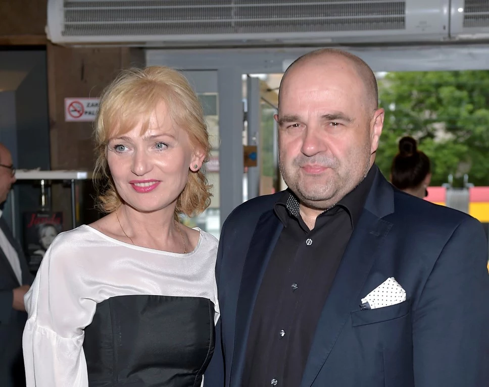 Cezary i Katarzyna Żakowie wzięli ślub 35 lat temu. Poznali się podczas obozu jeździeckiego w 1983 roku. Ich konserwatywne rodziny początkowo nie były zachwycone wiadomością o ich małżeńskich planach, bo oboje byli jeszcze wtedy bardzo młodzi. Aktorka miała wtedy 21 lat, a jej przyszły mąż 24. Postawili jednak na swoim. Aby zdobyć pieniądze na ślub, wyjechali pracować do Francji. Z ich związku narodziły się dwie córki: Zuzanna i Aleksandra, które nie zdecydowały się pójść w ślady rodziców. Obie wybrały zupełnie inne drogi zawodowe. Zuzanna postawiła na karierę medyczną, a Aleksandra pracuje przy produkcji programów dla dzieci. Cezary i Katarzyna Żakowie wzięli ślub 35 lat temu. Poznali się podczas obozu jeździeckiego w 1983 roku. Ich konserwatywne rodziny początkowo nie były zachwycone wiadomością o ich małżeńskich planach, bo oboje byli jeszcze wtedy bardzo młodzi. Aktorka miała wtedy 21 lat, a jej przyszły mąż 24. Postawili jednak na swoim. Aby zdobyć pieniądze na ślub, wyjechali pracować do Francji. Z ich związku narodziły się dwie córki: Zuzanna i Aleksandra, które nie zdecydowały się pójść w ślady rodziców. Obie wybrały zupełnie inne drogi zawodowe. Zuzanna postawiła na karierę medyczną, a Aleksandra pracuje przy produkcji programów dla dzieci.