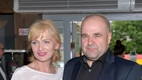 Cezary i Katarzyna Żakowie wzięli ślub 35 lat temu. Poznali się podczas obozu jeździeckiego w 1983 roku.

Ich konserwatywne rodziny początkowo nie były zachwycone wiadomością o ich małżeńskich planach, bo oboje byli jeszcze wtedy bardzo młodzi. Aktorka miała wtedy 21 lat, a jej przyszły mąż 24. Postawili jednak na swoim. Aby zdobyć pieniądze na ślub, wyjechali pracować do Francji. 

Z ich związku narodziły się dwie córki: Zuzanna i Aleksandra, które nie zdecydowały się pójść w ślady rodziców. 

Obie wybrały zupełnie inne drogi zawodowe. Zuzanna postawiła na karierę medyczną, a Aleksandra pracuje przy produkcji programów dla dzieci. 