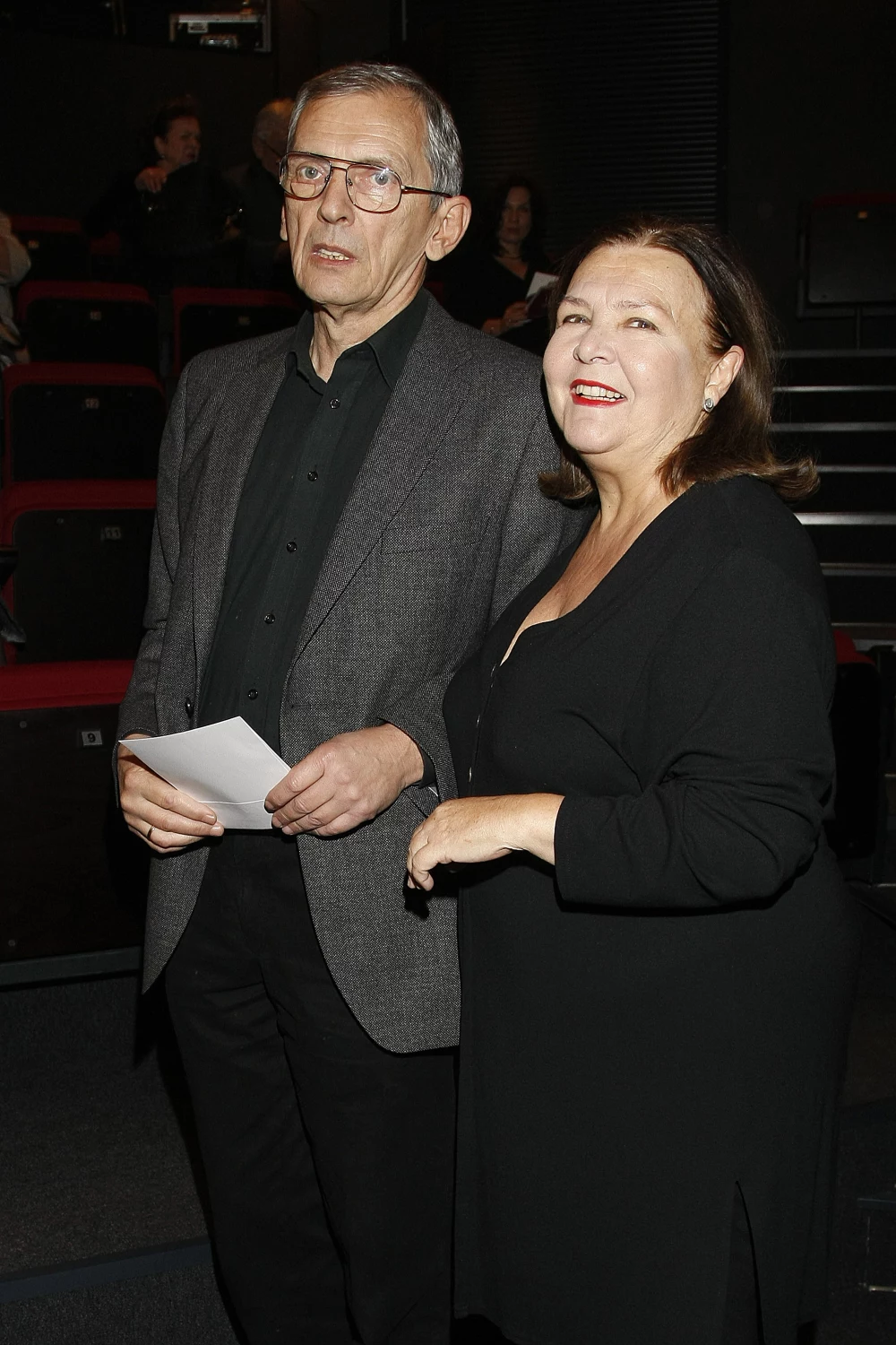 Jeszcze dłużej jest ze sobą inna znana aktorska para. Marta Lipińska i Maciej Englert są po ślubie już 52 lata! Można powiedzieć, że poznali się na scenie, bo miało to miejsce w Teatrze Współczesnym podczas pracy nad sztuką "Dwa teatry", w której oboje występowali. Chociaż spodobali się sobie od razu, Marta Lipińska początkowo obawiała się różnicy wieku. Aktorka urodziła się 14 maja 1940 roku, a jej mąż 17 lutego 1946 roku. Ostatecznie jednak przekonała się do niego i para pobrała się w 1968 roku. Dorosłe już dzieci Marty Lipińskiej i Macieja Englerta również związały swoje życie ze środowiskiem artystycznym. Ich syn Michał również jest operatorem filmowym i scenarzystą, a córka Anna została kostiumografem. Jeszcze dłużej jest ze sobą inna znana aktorska para. Marta Lipińska i Maciej Englert są po ślubie już 52 lata! Można powiedzieć, że poznali się na scenie, bo miało to miejsce w Teatrze Współczesnym podczas pracy nad sztuką "Dwa teatry", w której oboje występowali. Chociaż spodobali się sobie od razu, Marta Lipińska początkowo obawiała się różnicy wieku. Aktorka urodziła się 14 maja 1940 roku, a jej mąż 17 lutego 1946 roku. Ostatecznie jednak przekonała się do niego i para pobrała się w 1968 roku. Dorosłe już dzieci Marty Lipińskiej i Macieja Englerta również związały swoje życie ze środowiskiem artystycznym. Ich syn Michał również jest operatorem filmowym i scenarzystą, a córka Anna została kostiumografem.