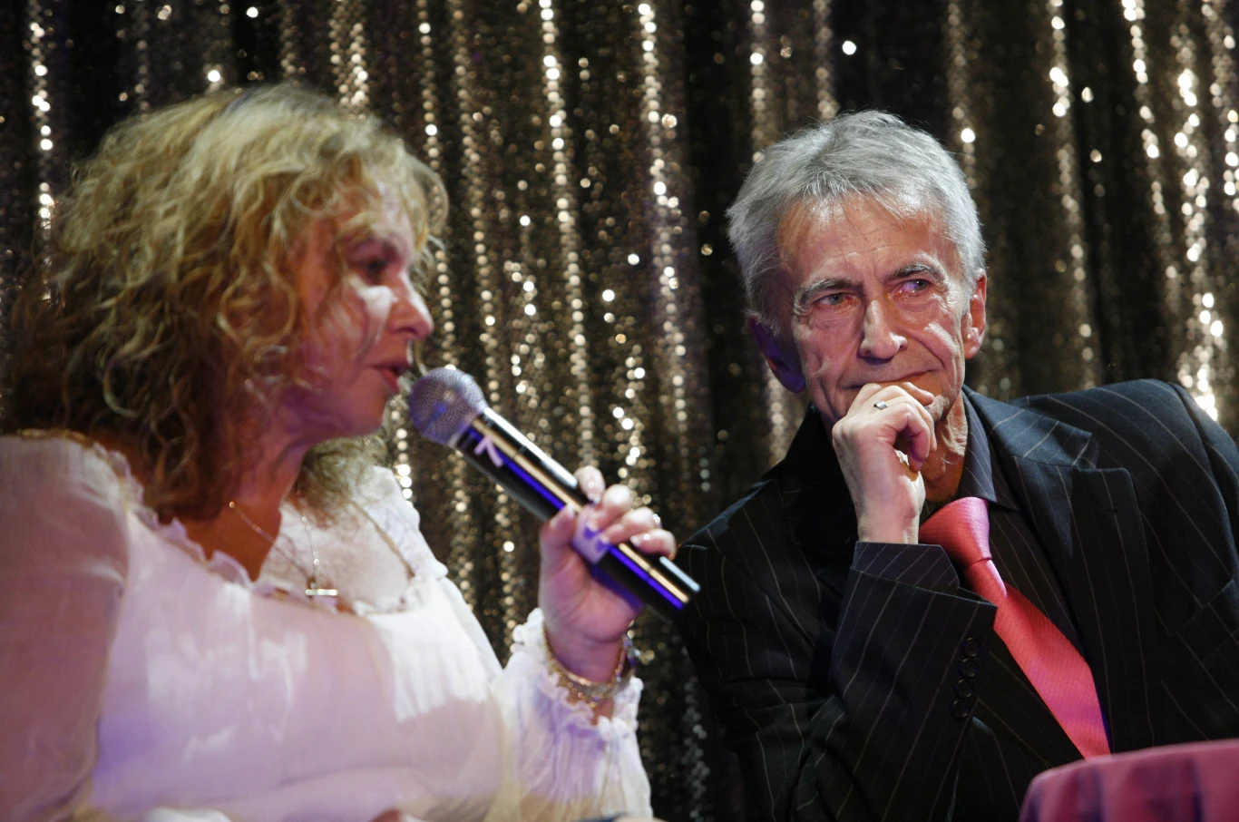 By zarobić na życie, pomagał na budowie czy jeździł taksówką. Z pomocą przyszła Małgorzata Potocka, która otwierała swój teatr i potrzebowała komika, który poprowadziłby rewię. W ten sposób Tadeusz Ross wrócił na scenę. Sporadycznie pojawiał się także w polskich serialach - "Klanie", "Graczykach" i "Daleko od noszy". - Moje życie przerosło kabaret. Dlatego trudno jest mi żyć z samym sobą - mówi. By zarobić na życie, pomagał na budowie czy jeździł taksówką. Z pomocą przyszła Małgorzata Potocka, która otwierała swój teatr i potrzebowała komika, który poprowadziłby rewię. W ten sposób Tadeusz Ross wrócił na scenę. Sporadycznie pojawiał się także w polskich serialach - "Klanie", "Graczykach" i "Daleko od noszy". - Moje życie przerosło kabaret. Dlatego trudno jest mi żyć z samym sobą - mówi.