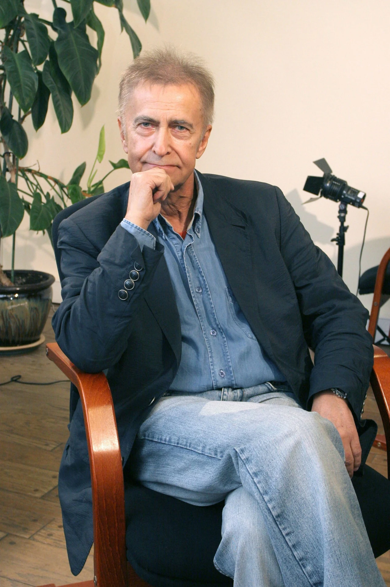 W 1996 roku program zniknął z anteny - "Zulu Gula" nie spodobał się nowej władzy Telewizji Polskiej i Tadeusz Ross został bez pracy. - Nikt mnie o tym nie poinformował. O zdjęciu z anteny dowiedziałem się z prasy. Zaczęła się cisza, która trwała blisko dziesięć lat. Nie miałem żadnej propozycji ani z teatru, ani z estrady. To był koniec lat 90. Dla mnie to była katastrofa - wyznał w rozmowie z "Angorą". W 1996 roku program zniknął z anteny - "Zulu Gula" nie spodobał się nowej władzy Telewizji Polskiej i Tadeusz Ross został bez pracy. - Nikt mnie o tym nie poinformował. O zdjęciu z anteny dowiedziałem się z prasy. Zaczęła się cisza, która trwała blisko dziesięć lat. Nie miałem żadnej propozycji ani z teatru, ani z estrady. To był koniec lat 90. Dla mnie to była katastrofa - wyznał w rozmowie z "Angorą".