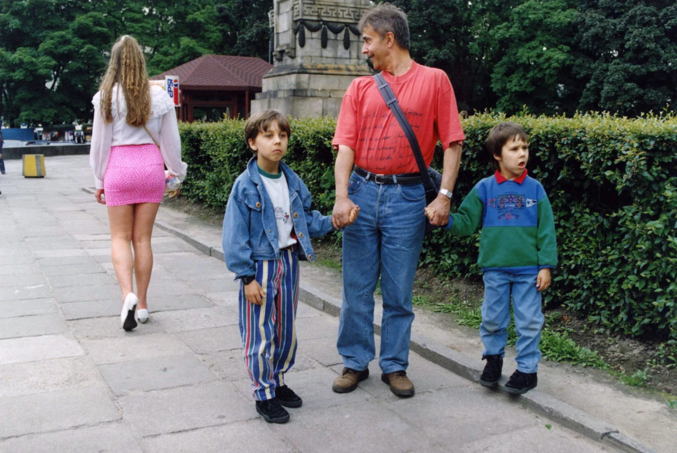 Program stał się tak popularny, że aktor miał problemy z normalnym funkcjonowaniem w społeczeństwie. - Przestraszyłem się tej popularności. Chodziły za mną tłumy gapiów, bałem się wyjść z domu. Nie mogłem nawet wysiąść z samochodu, pójść na plażę, do kina czy sklepu. Koszmar. Stawały do mnie wycieczki ludzi. Program stał się tak popularny, że aktor miał problemy z normalnym funkcjonowaniem w społeczeństwie. - Przestraszyłem się tej popularności. Chodziły za mną tłumy gapiów, bałem się wyjść z domu. Nie mogłem nawet wysiąść z samochodu, pójść na plażę, do kina czy sklepu. Koszmar. Stawały do mnie wycieczki ludzi.