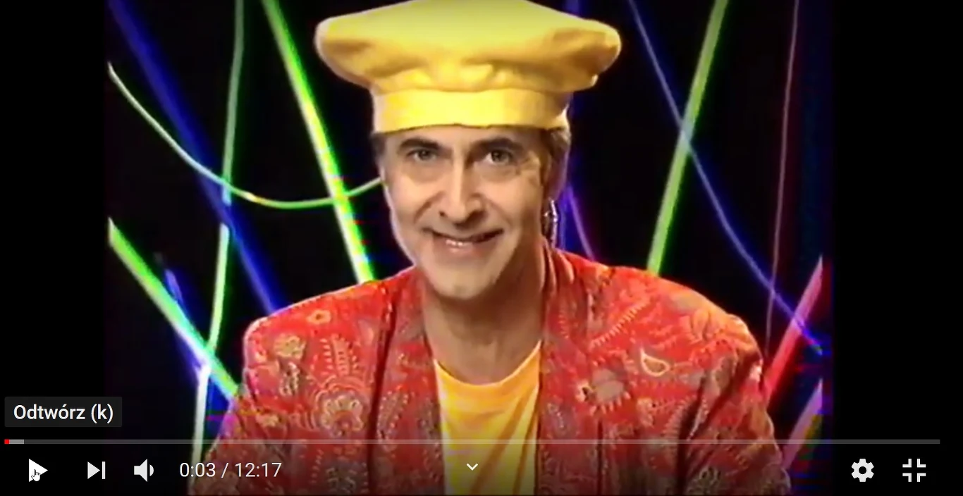 W żółtym, charakterystycznym berecie, udając przybysza z kosmosu, przyciągał przed ekrany prawie 10 milionów (65 proc. wszystkich widzów). - Wpadłem na ten pomysł po radiowej audycji, w której ktoś uczył języka angielskiego. Pomyślałem, że to może jest klucz, że będę obywatelem kraju, którego nie ma i zacznę obnażać nasze rodzime kretynizmy. Tyle że w życzliwy sposób, za pomocą przewrotnej satyry - opowiada Tadeusz Ross. W żółtym, charakterystycznym berecie, udając przybysza z kosmosu, przyciągał przed ekrany prawie 10 milionów (65 proc. wszystkich widzów). - Wpadłem na ten pomysł po radiowej audycji, w której ktoś uczył języka angielskiego. Pomyślałem, że to może jest klucz, że będę obywatelem kraju, którego nie ma i zacznę obnażać nasze rodzime kretynizmy. Tyle że w życzliwy sposób, za pomocą przewrotnej satyry - opowiada Tadeusz Ross.