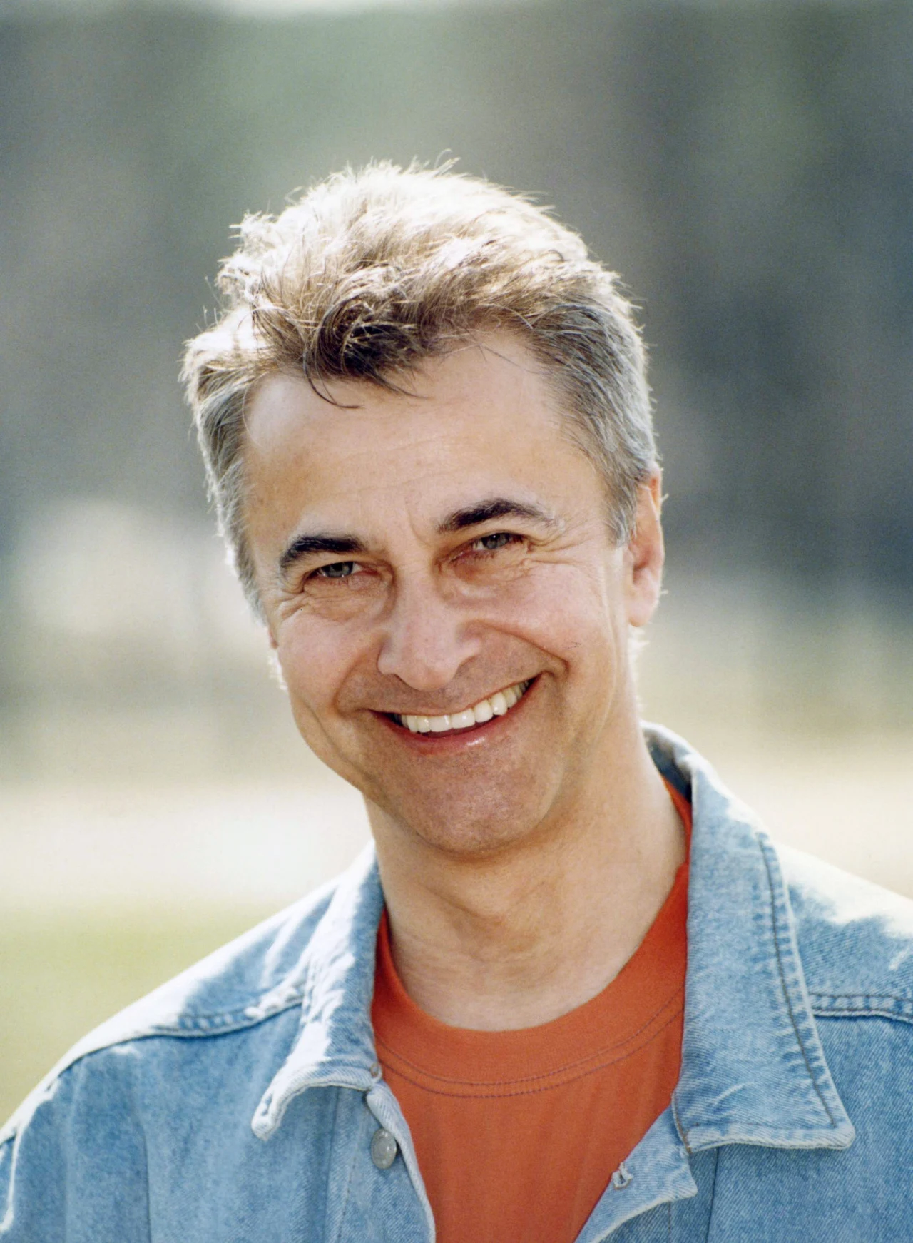 Zdobył popularność, prowadząc nadawany od 1992 roku satyryczny program "Zulu-Gula", w którym w zabawny sposób komentował absurdy Polski początku lat 90. Zdobył popularność, prowadząc nadawany od 1992 roku satyryczny program "Zulu-Gula", w którym w zabawny sposób komentował absurdy Polski początku lat 90.