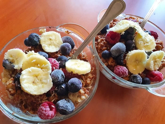 Problem zaczyna się wtedy, gdy owsiankę zalewamy kalorycznymi syropami, dosładzanymi jogurtami lub dodajemy zbyt dużo owoców suszonych.