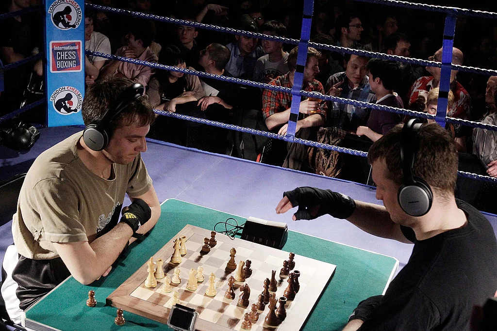 Chessboxing to dyscyplina sportowa, która stanowi połączenie gry w szachy i walki bokserskiej. Stał się popularny za sprawą Holendra Iepe Rubingha. Na początku uznawano go jedynie za sztukę, ale później przekształcił się w popularny sport. W Europie trenuje się go głównie w Niemczech, Rosji oraz w Wielkiej Brytanii, ale z upływem czasu, robi się o nim coraz głośniej. W 2003 roku powstała nawet Światowa Organizacja Szachowego Boksu. Chessboxing to dyscyplina sportowa, która stanowi połączenie gry w szachy i walki bokserskiej. Stał się popularny za sprawą Holendra Iepe Rubingha. Na początku uznawano go jedynie za sztukę, ale później przekształcił się w popularny sport. W Europie trenuje się go głównie w Niemczech, Rosji oraz w Wielkiej Brytanii, ale z upływem czasu, robi się o nim coraz głośniej. W 2003 roku powstała nawet Światowa Organizacja Szachowego Boksu.