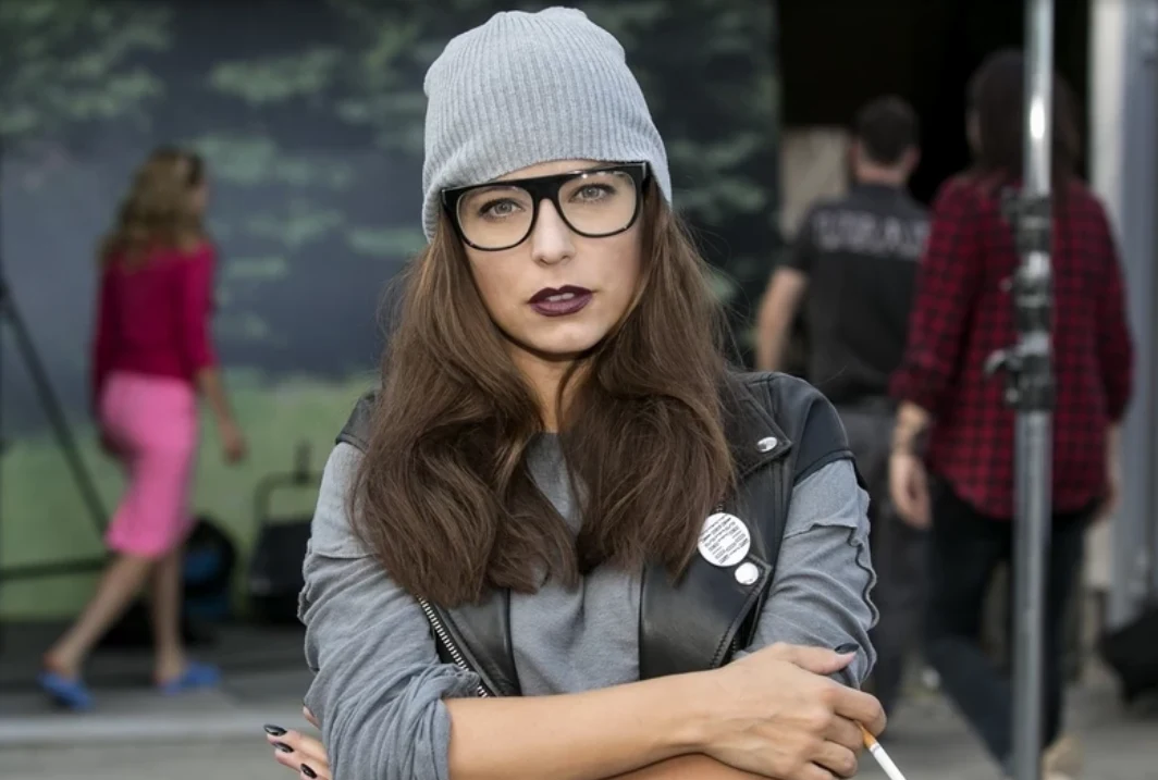 W 2010 roku Anna Mucha zadebiutowała jako producentka filmowa. Dokumentalny film "Wędrowcy. Wigilia 2010" powstał na podstawie autorskiego pomysłu gwiazdy "M jak miłość", w którym aktorka sprawdzała, czy tradycja zachowania wolnego miejsca przy stole wciąż jest żywa.

Z  jej inicjatywy do wybranych losowo mieszkań i domów zapukało 12 wędrowców-ochotników. Każdy wyposażony w kamerę miał za zadanie znaleźć rodzinę gotową ugościć go przy wigilijnym stole.
 
Po drugiej stronie kamery Anna Mucha stanęła na razie tylko raz - w komedii Piotra Wereśniaka "Wkręceni 2" wcieliła się w reżyserkę popularnych seriali.